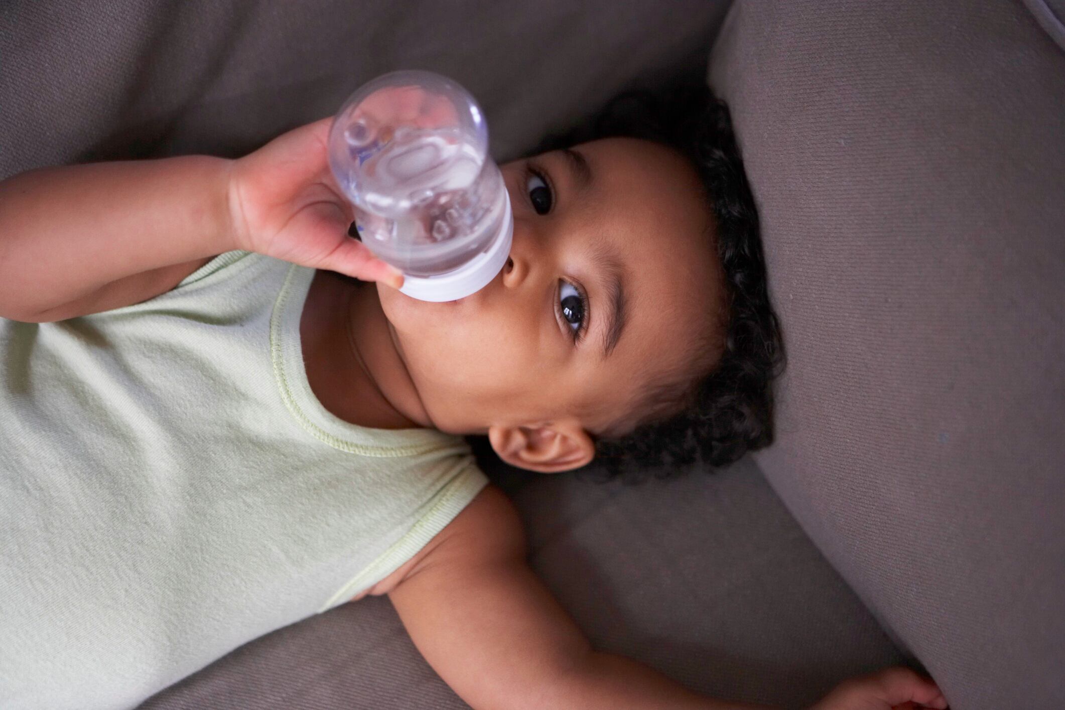 Mamadeira ou chupeta
entortam os dentes do bebê? Verdade
Por isso é
admitido o uso de chupetas apenas por algumas horas no dia, assim como as
mamadeiras com o bico ortodôntico. De acordo com a médica, existem diversos
fatores que podem influenciar a dentição.
— Além da chupeta, a
respiração bocal, a genética, perda de dentes, cuidados maternos podem
influenciar na formação dos dentes do bebê. Por isso é difícil saber exatamente
o que pode prejudicar os dentes