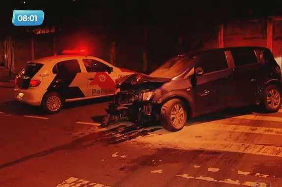 Após o acidente, os bandidos bateram em outro carro e fugiram