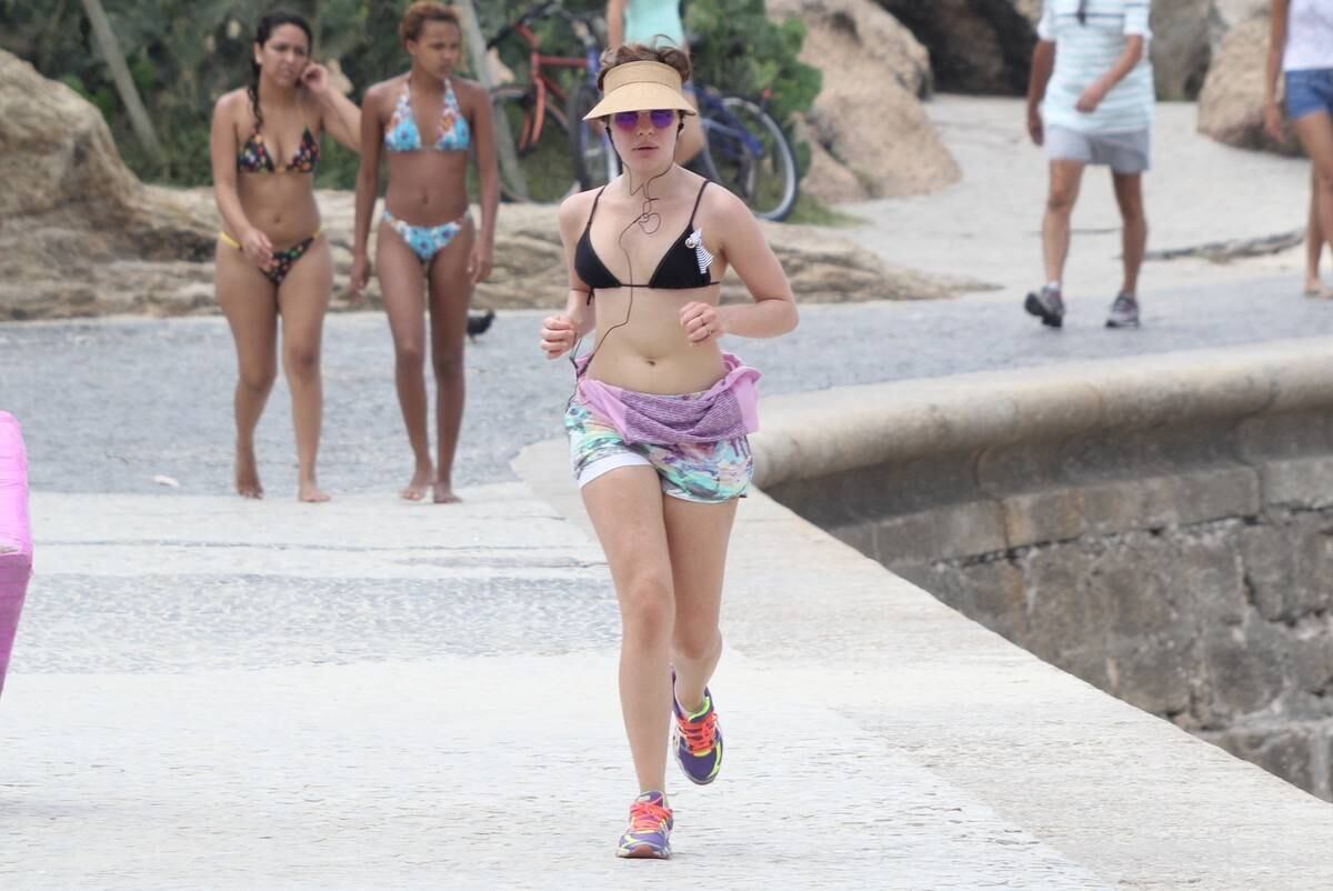 Bruna Linzmeyer e amiga foram clicadas na praia do Leblon nesta quarta-feira (10)
