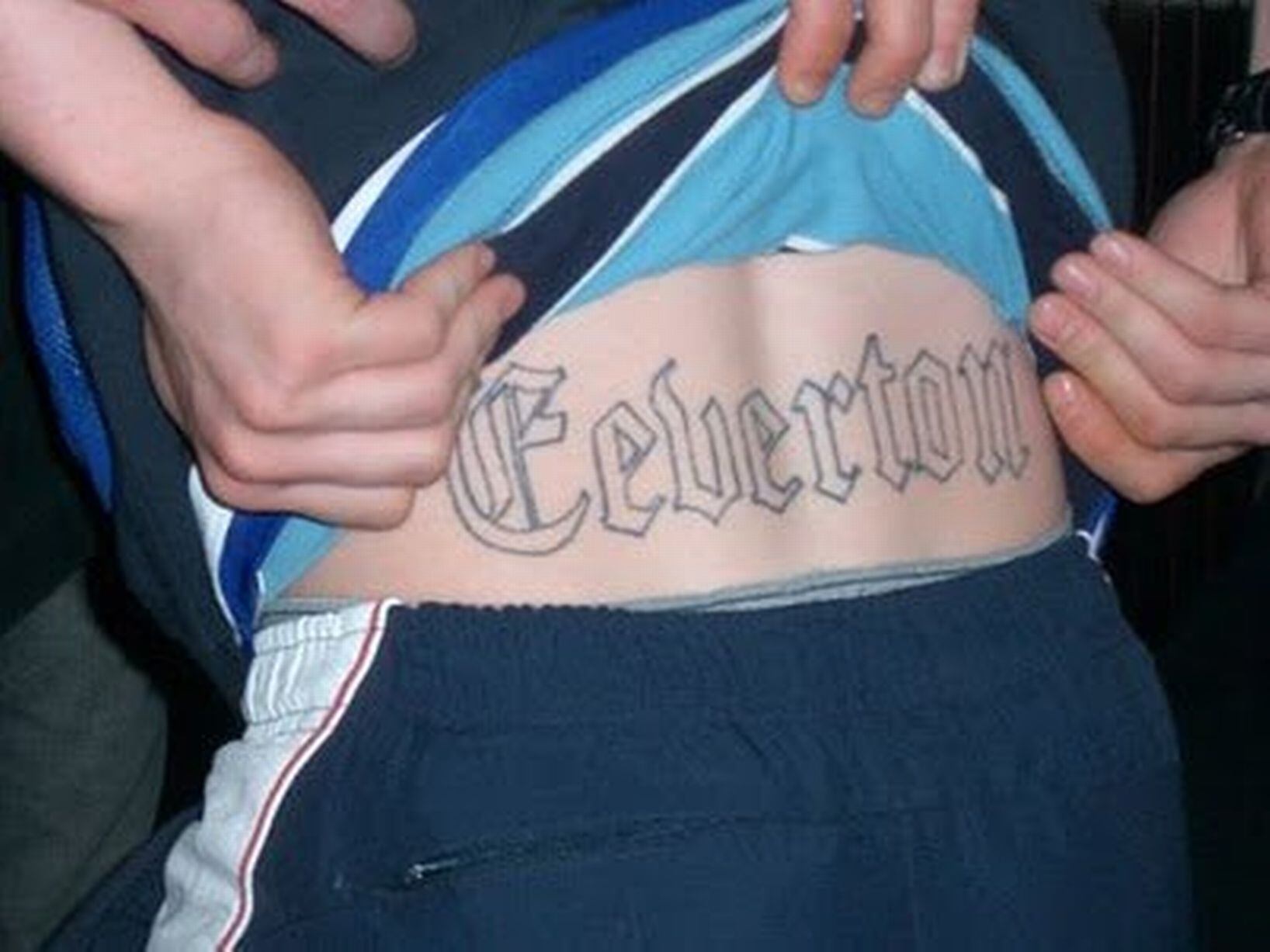Este cara é muito fã do Everton, mas acho que ele cometeu um erro ao escrever o nome do jogador com uma letra "e" a mais no início do nome