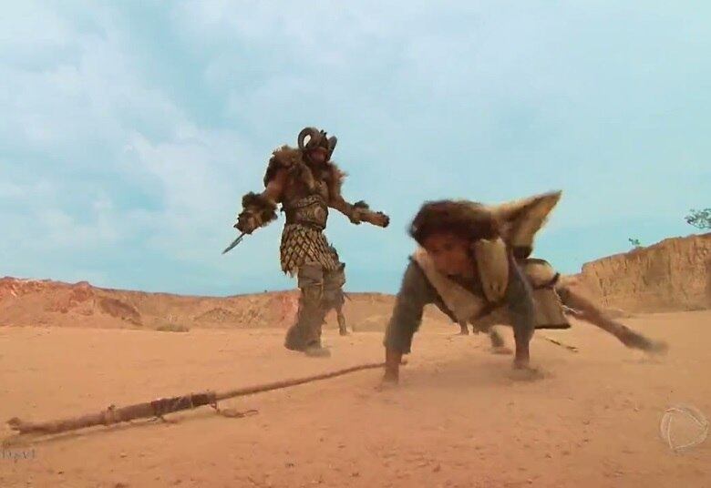 Diante da falta de voluntários, Rei Saul ficou convencido de que deveria permitir que o pastor de ovelhas enfrentasse o gigante. Os filisteus já contavam com a vitória e nem mesmo o exército de Israel acreditava na capacidade de Davi, que escolheu lutar sem armadura