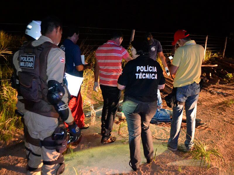 O corpo de um homem foi encontrado em uma fazenda de algodão no município de Luís Eduardo Magalhães, no oeste da Bahia. De acordo com informações da polícia, o corpo da vítima, de identidade desconhecida, estava em estado de decomposição, com sinais de pauladas da região da cabeça.

