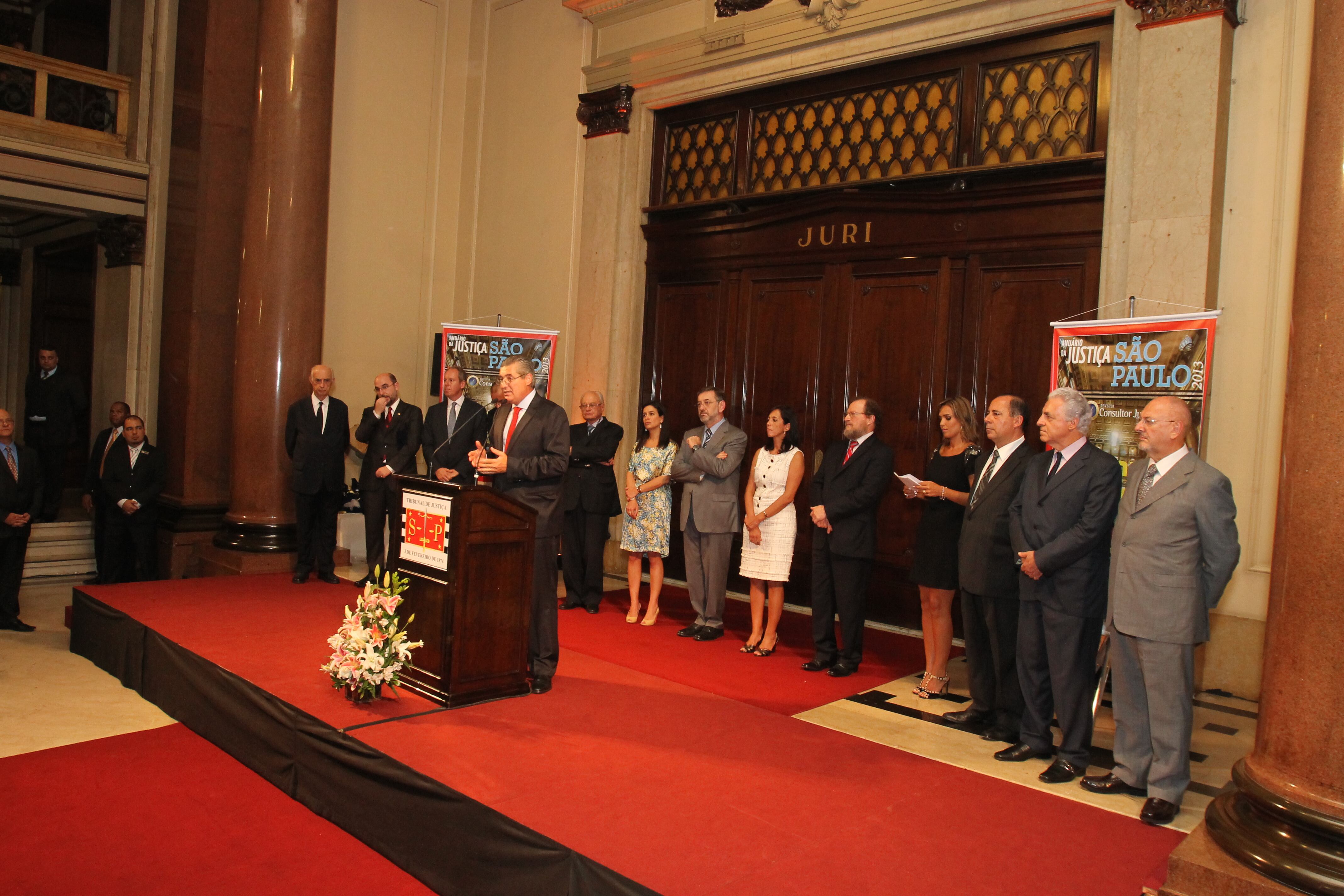 Intitulada “Tempo de Ação”, a edição de 2013 expõe as mudanças realizadas no primeiro ano da atual gestão do TJ e mostra a carreira e
do pensamento de desembargadores, juízes substitutos em 2º grau e
auxiliares do maior tribunal do Brasil