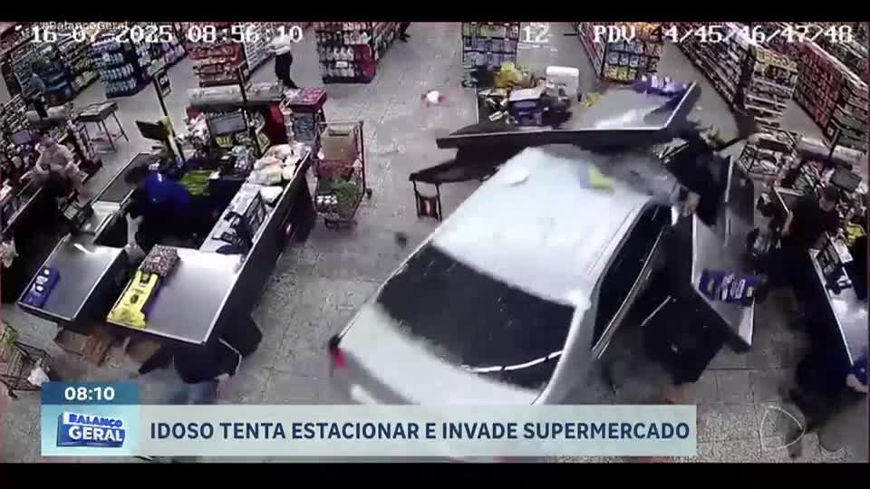 Motorista perde controle de carro e invade supermercado em Foz do Iguaçu (PR)