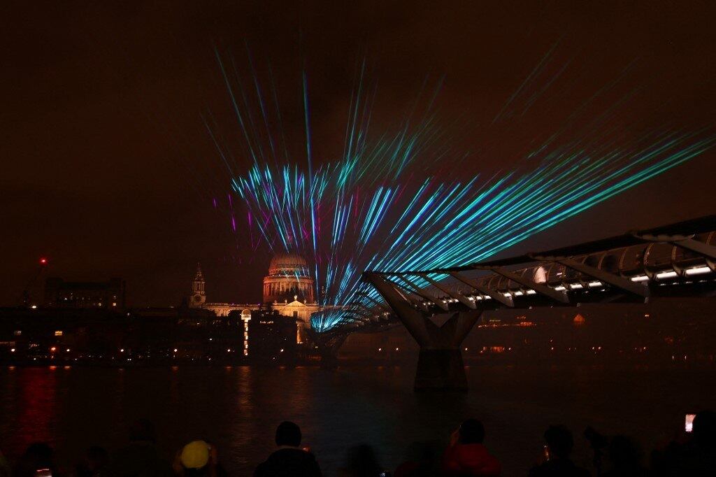 As incertezas causadas pela Covid-19 fizeram com a tradicional festa de fogos de artifício de Londres dessem lugar ao belo show de projeções sobre a ponte Millennium
