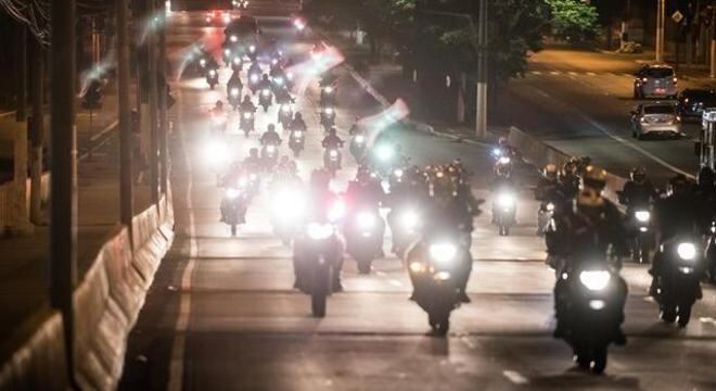 Mas de 40 motocicletas em tour por São Paulo ou seria Tokyo??