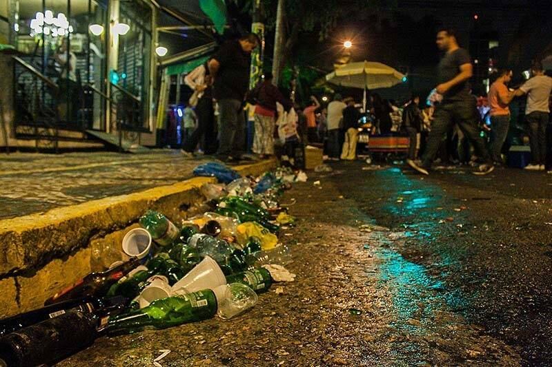 Mesmo com lixeiras nas calçadas, o público jogou garrafas de cerveja e copos plásticos na rua