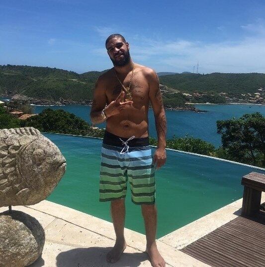 Enquanto isso, torcedores, principalmente do Flamengo, pediam a volta do Imperador ao futebol