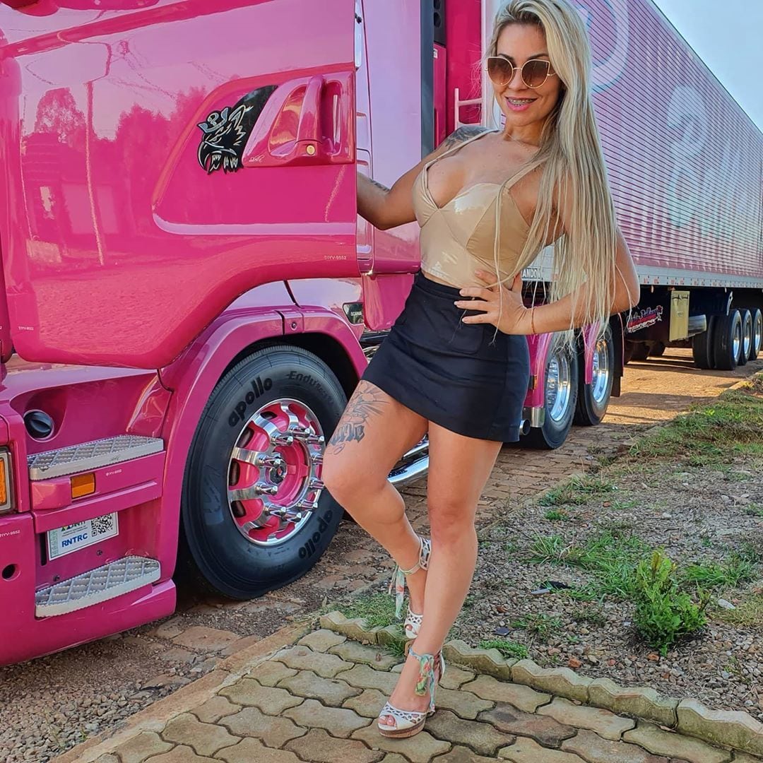 Conhecida como Sheilla Bellaver, Sheilla Rosa Machiori já tem mais de um milhão de inscritos em seu canal no Youtube e 1 milhão de seguidores no Instagram. Ela roda o Brasil inteiro em seu Scania 440 cor de rosa e mostra até como faz para cozinhar na estrada