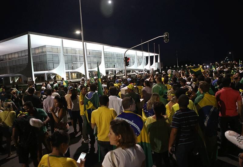Com bandeiras do Brasil e vestindo camisetas da seleção brasileira de futebol, centenas de pessoas fazem hoje (21) novo protesto em frente ao Palácio do Planalto pedindo a renúncia da presidenta Dilma Rousseff. Na semana passada, o local também foi palco de manifestações contrárias ao governo.