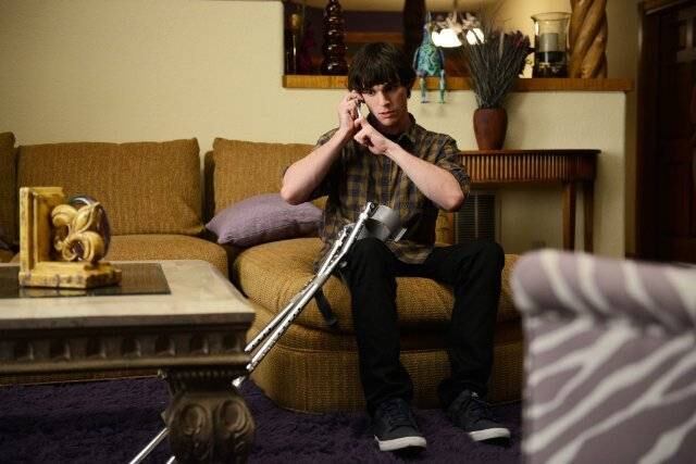 RJ Mittle, o Walter Jr., já foi par romântico de Miley Cyrus na série Hannah Montana. Ele também atuou em videoclipes de rock, seriados (Switched at Birth e Vegas) e filmes de terror, além de trabalhar como produtor de documentários