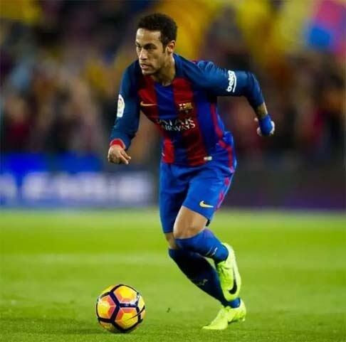 Sua estreia pelo time espanhol foi em 18 de agosto de 2013, quando o Barcelona goleou o Levante por 7 a 0, na primeira rodada do Campeonato Espanhol de 2013/2014. Ele passou em branco, mas começava a fazer história.