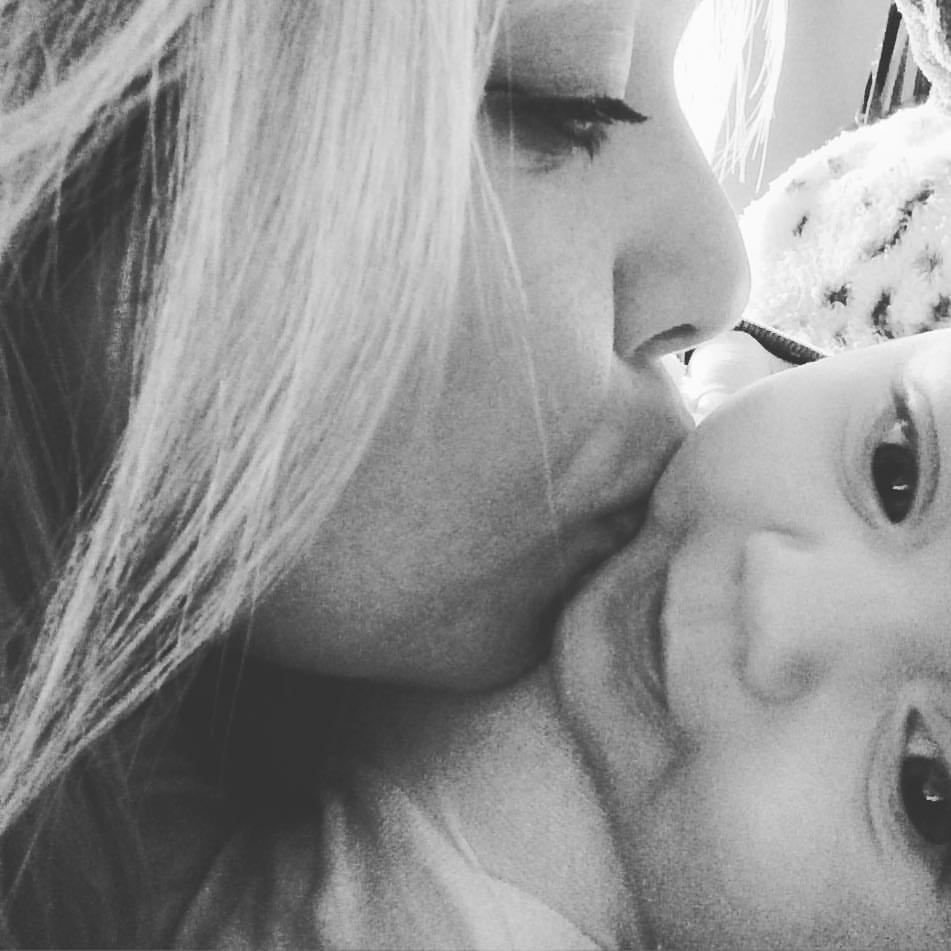 A mamãe, babona, posta vários momentos fofos ao lado de Laura
