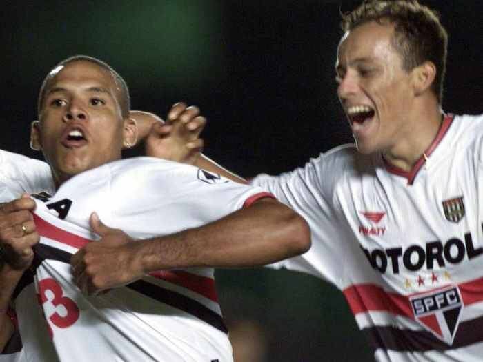 Os três gols marcados diante do Rio Claro na última quarta-feira (30) valeram a Luis Fabiano uma marca pessoal importante: com 182 redes balançadas, o Fabuloso alcançou França, seu parceiro de ataque no início da década passada, como quarto maior artilheiro da história do São Paulo. Em sua conta no Twitter, o camisa 9 se disse honrado por ter alcançado o ex-companheiro. 

— Grande, França! É uma honra estar ao seu lado de novo, dessa vez nos números! Você me ensinou muito! Grande abraço! 

Confira a lista completa dos artilheiros do Tricolor