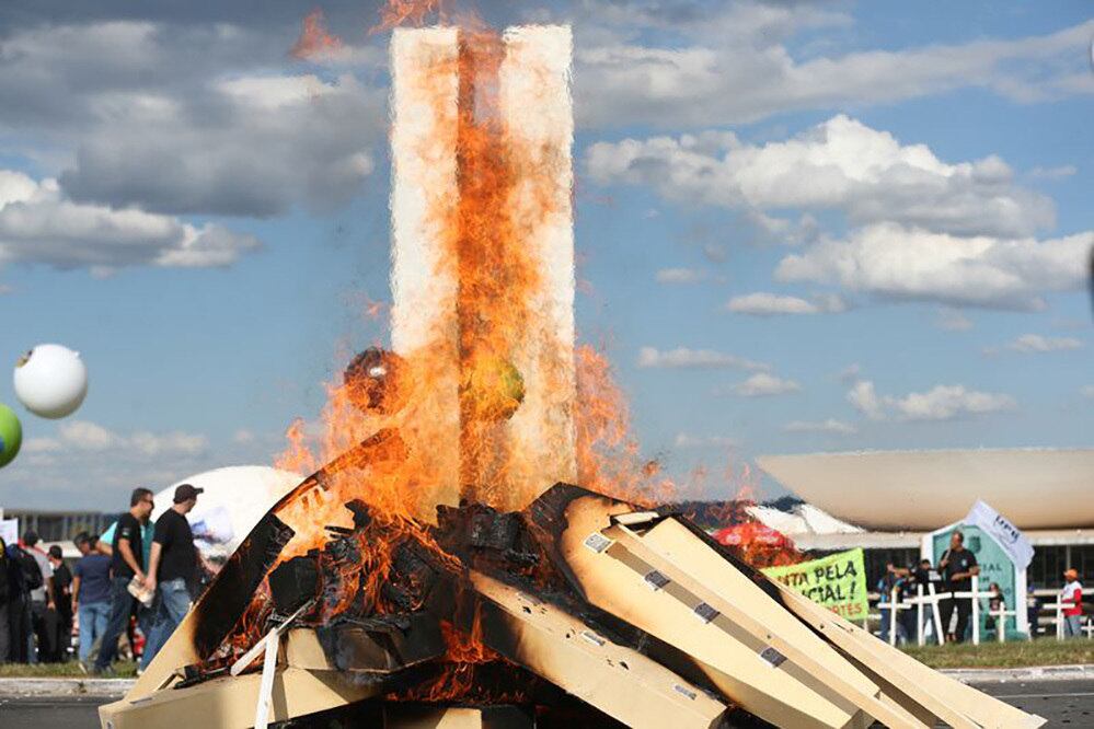 Policiais protestam em abril em frente ao Congresso
