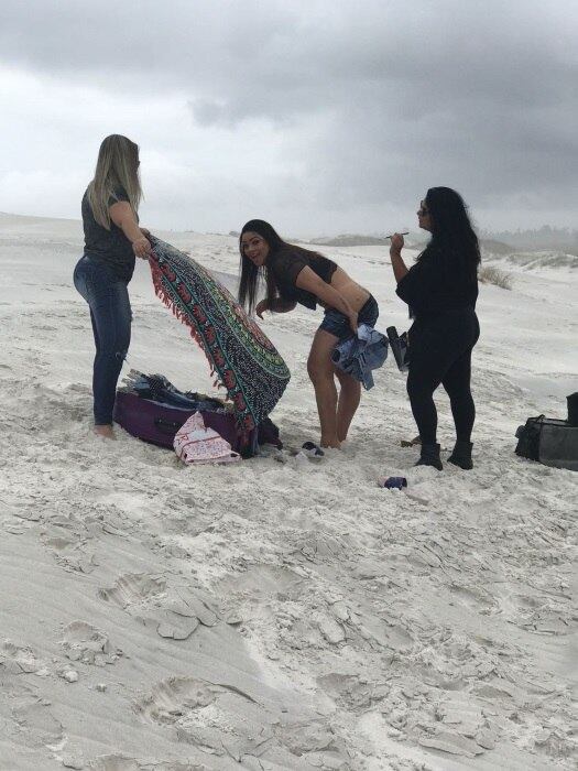 Andressa Soares, mais conhecida como Mulher Melancia, chamou a atenção durante um ensaio fotográfico no Rio. A morena trocou de roupa na praia e quase mostrou demais!