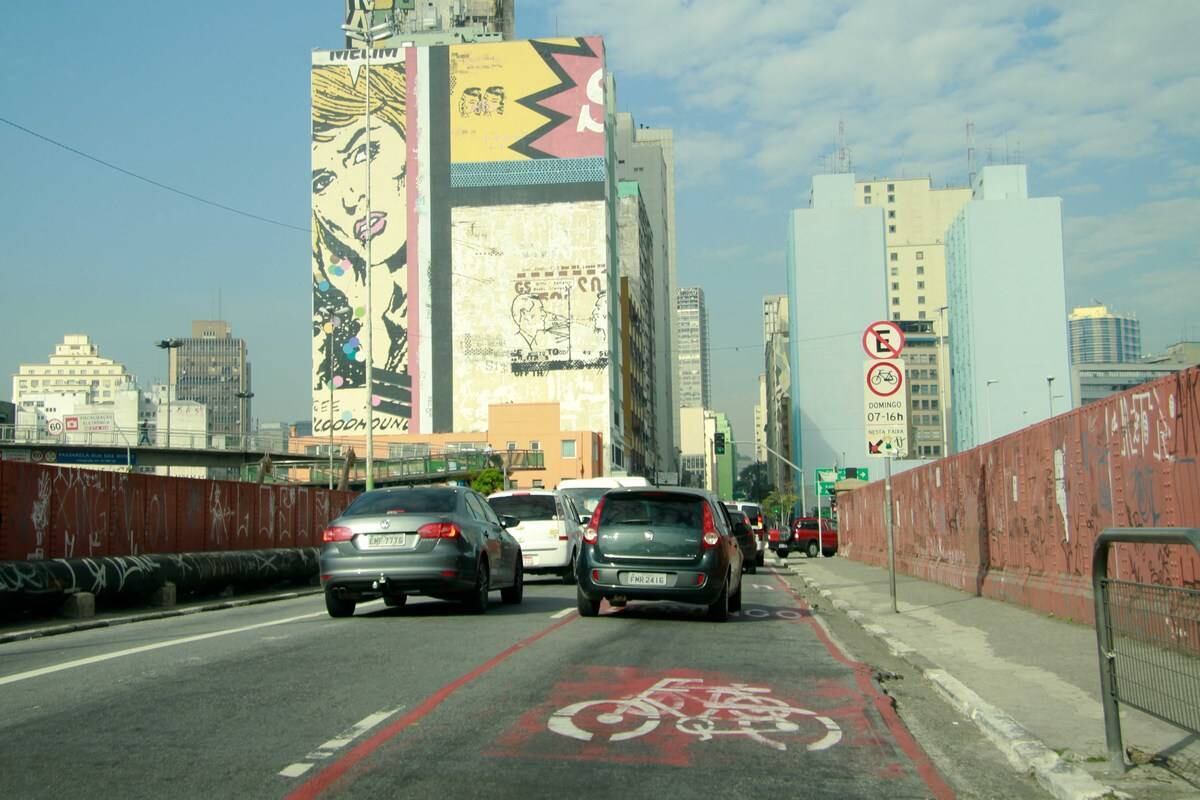 Já na ciclorrota, carros e bicicletas dividem a rua e a sinalização,
que, quando presente, indica que o ciclista tem preferência e que o motorista
deve diminuir a velocidade e redobrar a atenção. Mesmo sendo um trajeto, sem
segregação, uma parte ou toda rota pode passar por ciclovias e ciclofaixas
apontando assim, de um caminho traçado como melhor opção para quem se locomove
de bicicleta. As ciclorrotas da Mooca, da Lapa e do Brooklin são exemplos desse modelo