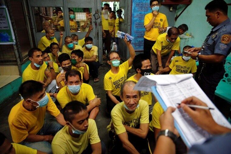 Os prejuízos afetam inclusive a saúde da população, sendo até superiores aos danos causados pelas drogas. A pesquisa apontou, por exemplo, que há fortes indícios de que a redução de expectativa de vida da população no México, verificada nos últimos anos, está relacionada ao clima de terror e às mortes provocadas pela repressão e pela guerra aos entorpecentes


Conheça
o R7 Play e assista a todos os programas da Record na íntegra!
