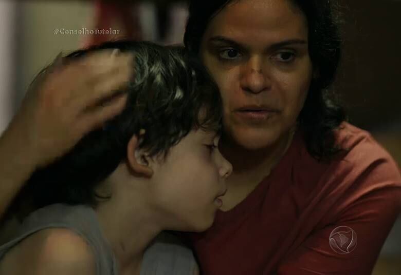Nereide, uma das desabrigadas que foi para o abrigo, cuida de seu filho Hélio, um menino que está muito doente e sofre com uma pneumonia