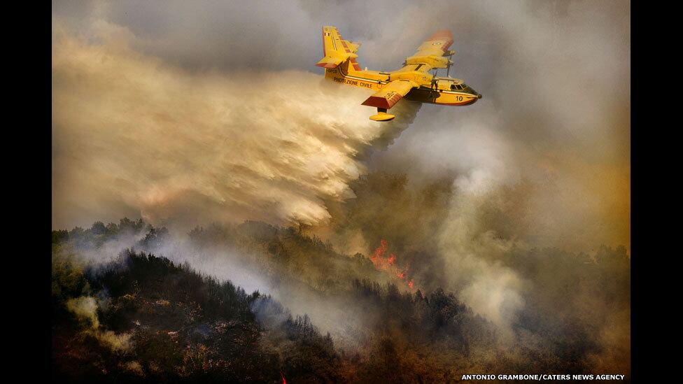 Grambone tem grande conhecimento da área ao redor da cidade de Cilento, já
que o local não é longe de sua casa.
— Eu me movimento com facilidade e máxima
segurança, sempre necessária na presença do imenso e perigoso fogo, com ajuda
dos bombeiros
