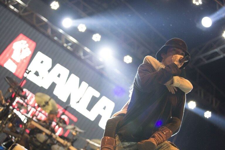 Champignon cantou à frente da banda A Banca nesta madrugada