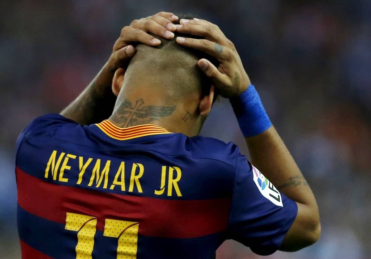 O atacante Neymar surpreendeu a todos ao aparecer de visual novo, totalmente careca, no jogo contra o Las Palmas, em partida disputada no Camp Nou e válida pelo Campeonato Espanhol. Esta é a primeira vez que o craque brasileiro aparece com a cabeça totalmente raspada em campo desde os tempos de Santos.



E por falar em estilos e cortes de cabelo, Neymar tem uma carreira marcada não só por gols, mas também por penteados ousados e, em muitas oportunidades, pra lá de extravagantes. Nas imagens a seguir, separamos os principais cortes já usado pelo principal atleta brasileiro em atividade