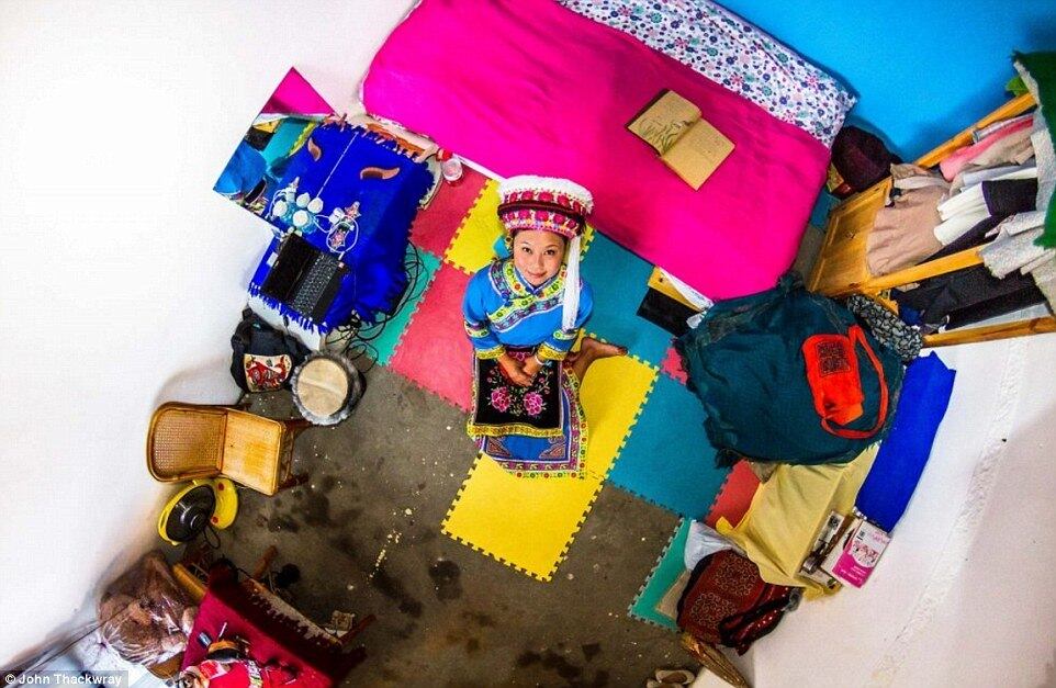 Yuan, de Dali, China
Segundo o portal de notícias britânico DailyMail, Thackwray
afirmou que começou a tirar as fotos porque queria matar a curiosidade sobre
como diferentes estilos de vida interferem no dia a dia das pessoas