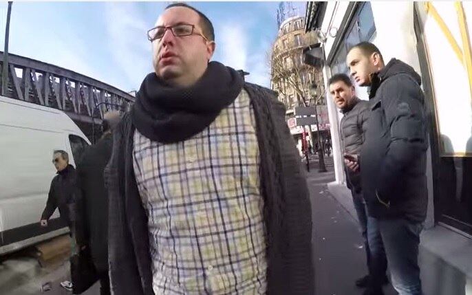 Ao passar do lado de um grupo de homens, estes olharam para ele claramente de forma pejorativa
