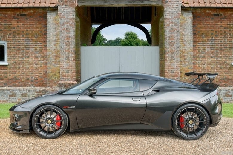 Esses acabamentos em fibra de carbono estão presentes no para-choques dianteiro e traseiro, difusor dianteiro, no teto e no enorme aerofólio traseiro, que da um tom bem esportivo ao novo Lotus Evora GT430