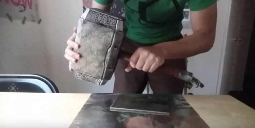 Na trama das HQs, apenas quem possui o poder de Thor é capaz de levantar e utilizar o martelo. A ferramenta criada pelo youtuber Allen Pan funciona da mesma maneira