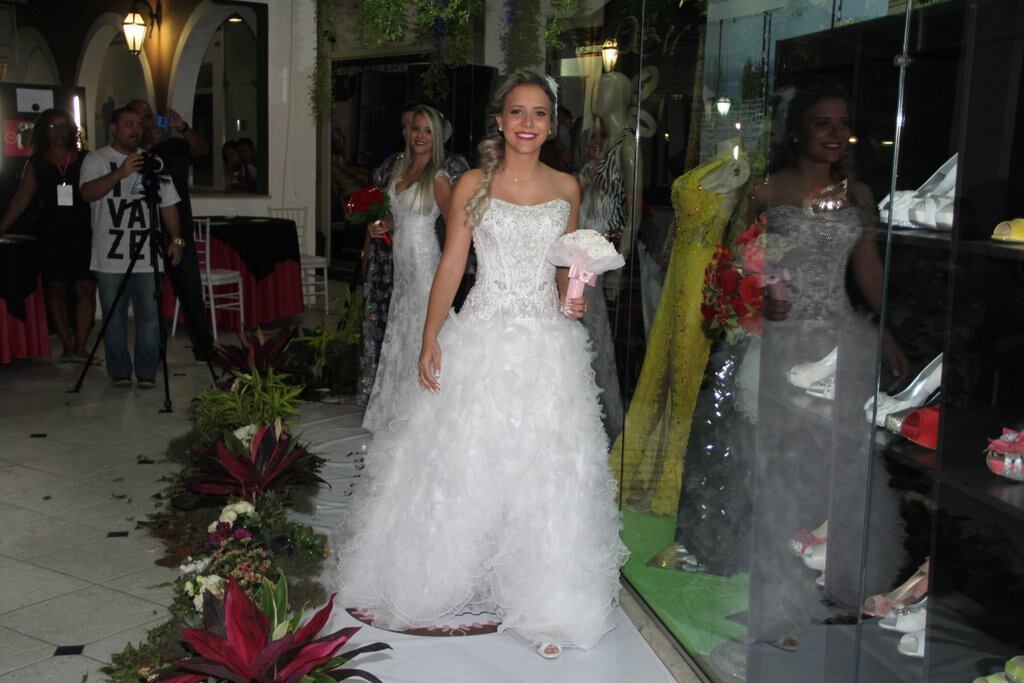 Amanda e Andressa entraram juntas na passarela 