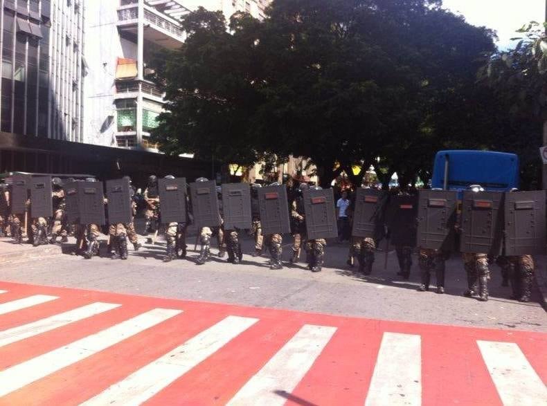 Policiais encurralaram manifestantes na praça Sete, no sábado (14)