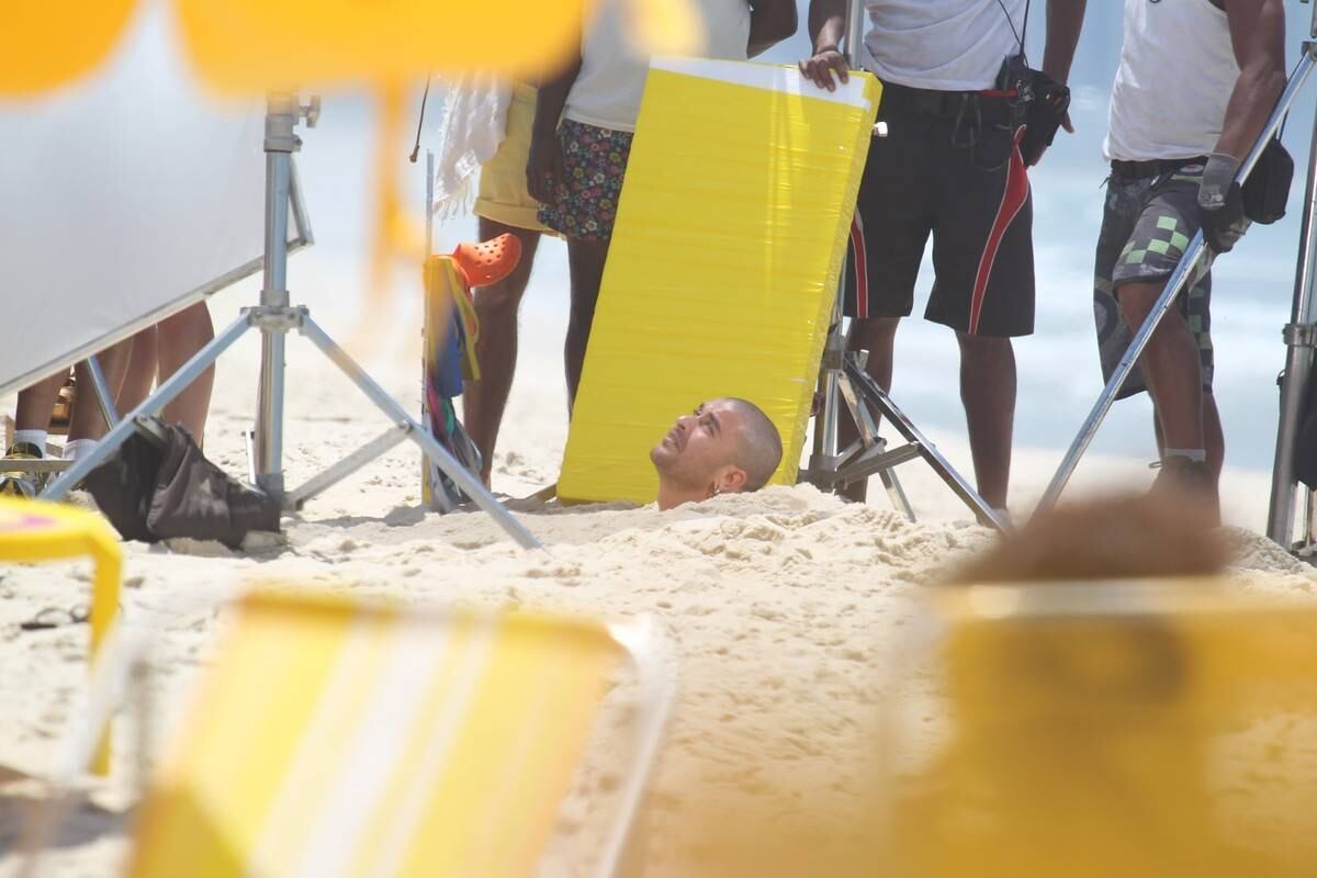 Para uma determinada cena do clique, Diogo Nogueira precisou ser enterrado na areia