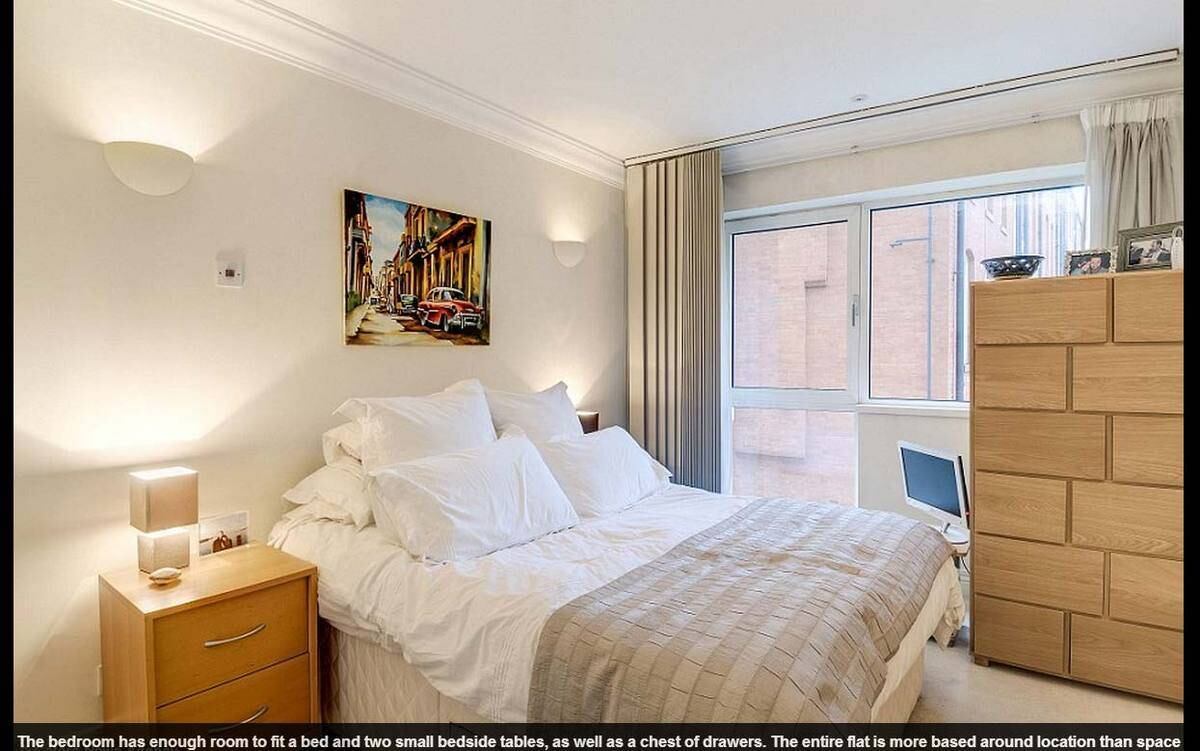 Na pequena cozinha do apê dificilmente ficarão lado a lado
duas pessoas. Já o quarto do local tem espaço suficiente para colocar uma cama,
duas cabeceira e uma cômoda. O apartamento é totalmente baseado na área de
localização