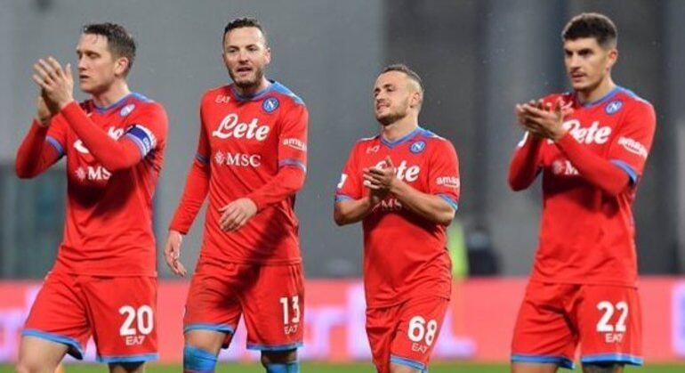 O Napoli, ao final do jogo em Sassuolo, palmas de desalento