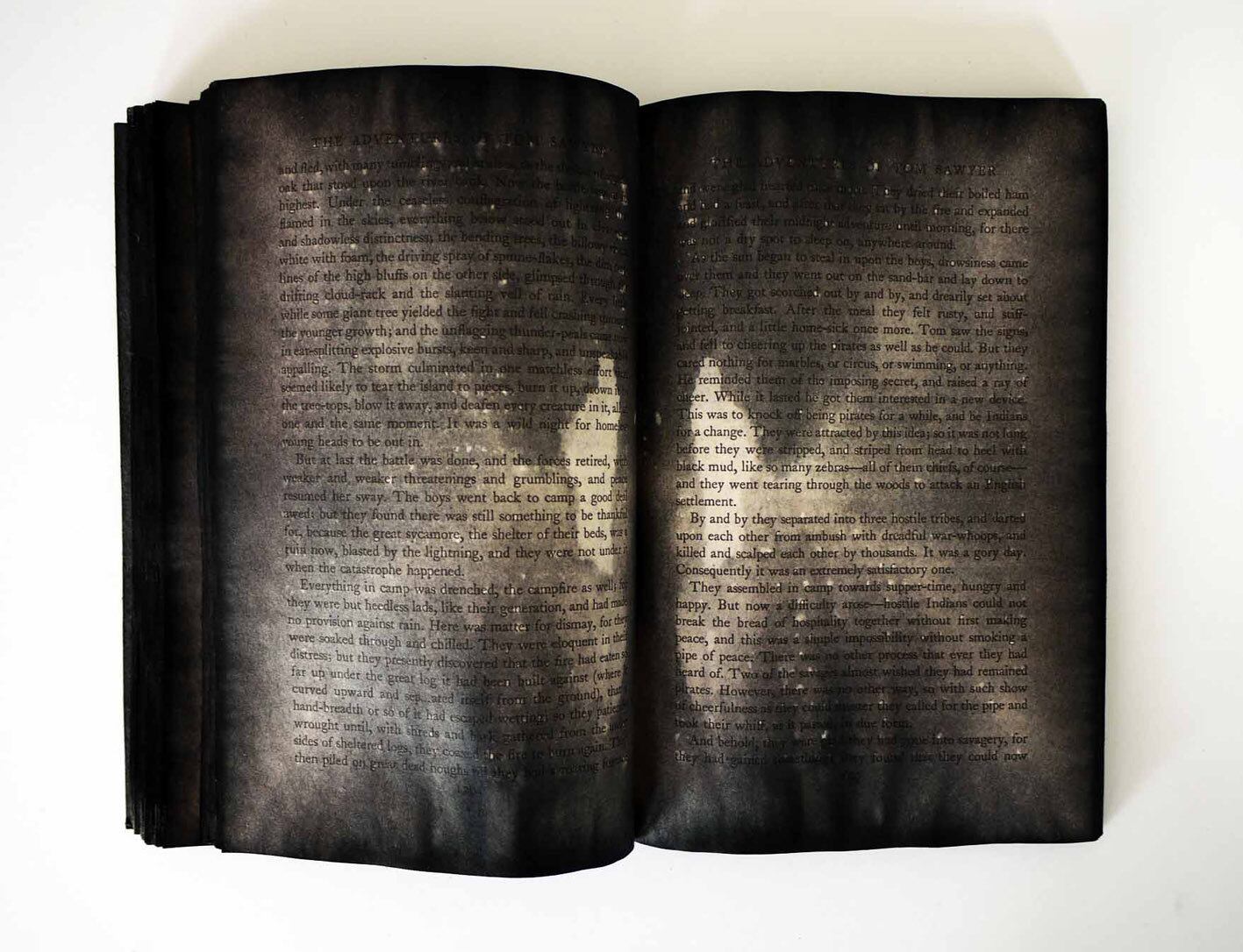 O modelo de vendas adotado pelo Pivô é o "Leilão de Parede", em que os interessados podem registrar a oferta literalmente nas paredes do espaço, ao lado da obra, usando um sistema de etiquetas que correspondem a lances de R$ 100 