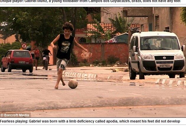 Depois de impressionar a família e amigos com suas
habilidades com a bola, Gabriel também chamou a atenção do Barcelona Futebol
Clube. O garoto foi convidado pelos gigantes espanhóis para jogar com o time