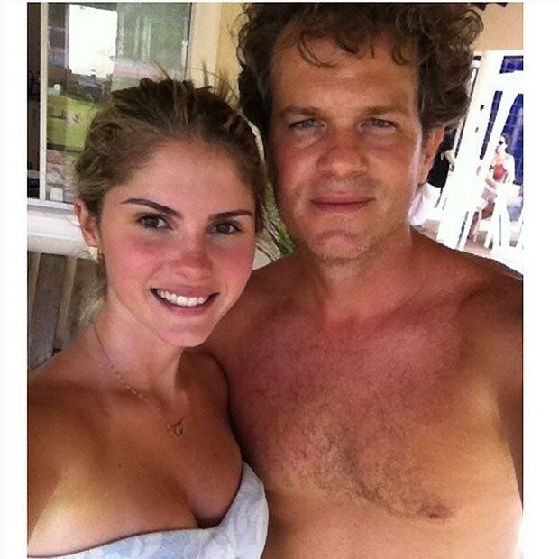 Um dos amores mais duradouros e marcantes de Monique Evans não é famoso. Do casamento com o empresário José Clark nasceu a bela Bárbara Evans, vencedora da Fazenda 6. Monique e Clark se separaram quando a menina tinha quatro anos de idade