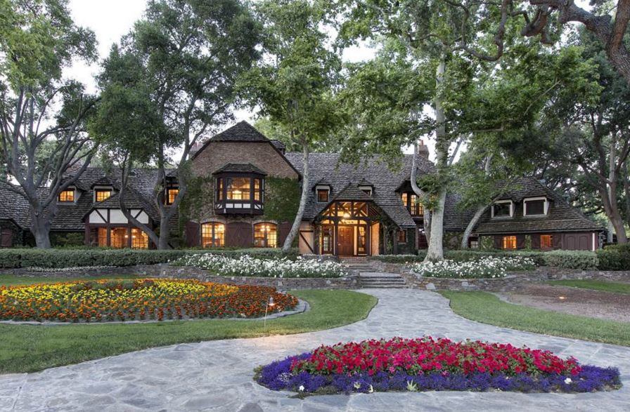 Além da residência principal, há três casas de hóspedes,
celeiro, imensos jardins, lago com cascata, churrasqueira coberta e sala de
cinema
