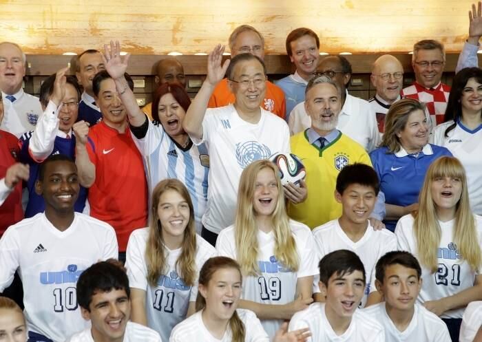 O secretário-geral da ONU, Ban Ki-moon, tirou uma foto junto aos 32 embaixadores dos países participantes da Copa do Mundo no Brasil usando as camisas das seleções de seus respectivos times. O representante da Itália, Sebastiano Cardi, disse que "hoje celebramos os valores do esporte e do respeito mútuo". Entre os delegados que participaram do evento, ainda estavam o embaixador do Brasil, Antonio Patriota, a norte-americana Samantha Power, o francês Gerard Araud e o russo Vitaly Churkin