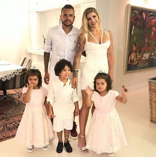 Há coisas que não mudam, e o carinho dos torcedores pela família do atacante Dentinho é uma delas. Entra ano, sai ano, o jogador, a mulher, Dani Souza, e os filhos continuam sendo os personagens mais adorados do meio esportivo
