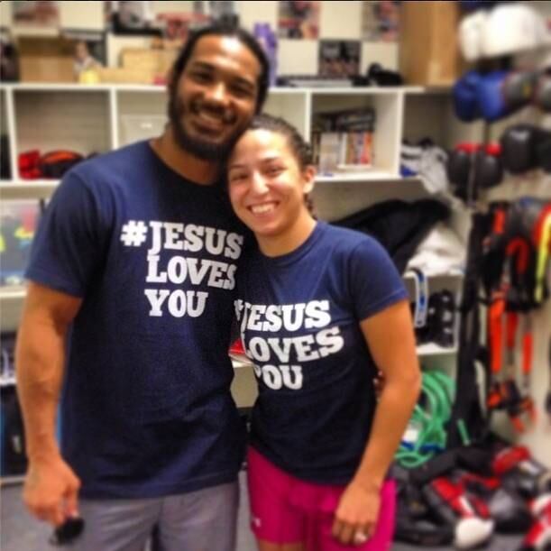 Entre um treino e outro do ex-campeão dos pesos-leves (70 kg), Magana sempre que pode o ajuda em outros compromissos fora do octógono