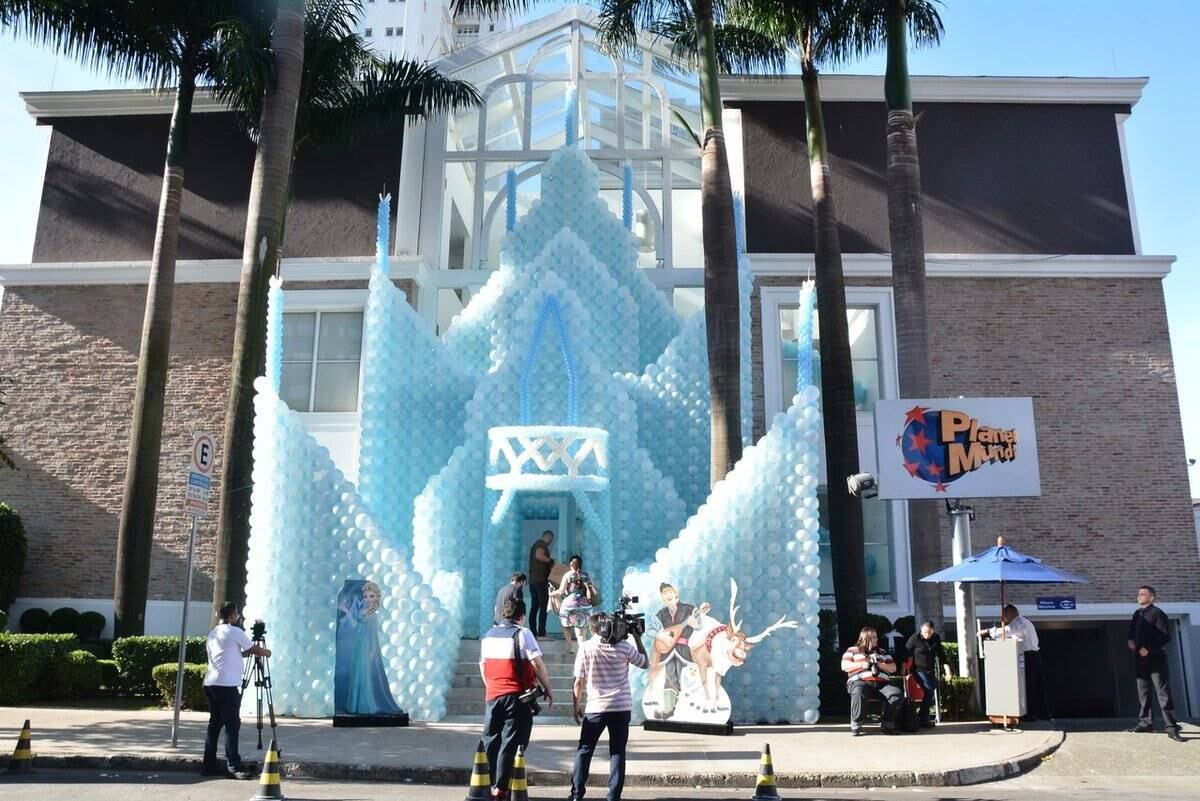 O castelo em frente ao buffet infantil tinha 14 metros 