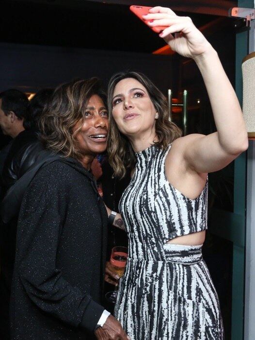 Glória Maria e Carol Sampaio aproveitaram para tirar selfies