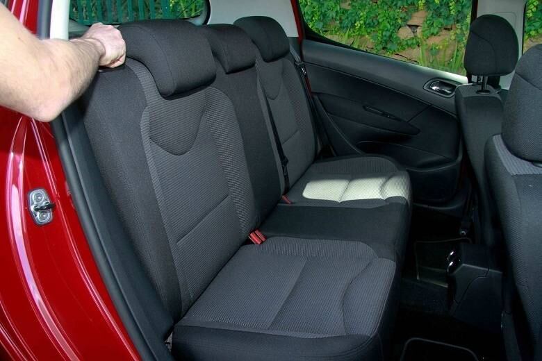 Bancos traseiros bipartidos trazem encostos de cabeça e cintos de três pontos para todos os ocupantes. Contudo, apenas dois deles viajam com conforto — o terceiro é prejudicado pelo túnel central elevado 

ACELERAMOS O PEUGEOT 308 COM CÂMBIO AUTOMÁTICO DE SEIS MARCHAS! CONFIRA O TESTE

Saiba tudo sobre carros! Acesse R7.com/carros
E confira os melhores preços de novos e usados em r7.icarros.com.br 
