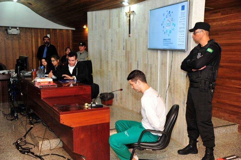 Consta no processo que Bárbara estava sentada em um banco de uma praça, no bairro em que morava, quando foi baleada com um tiro no peito por um homem que passava de motocicleta. O modus operandi se assemelha aos demais homicídios em que o vigilante é apontado como autor


