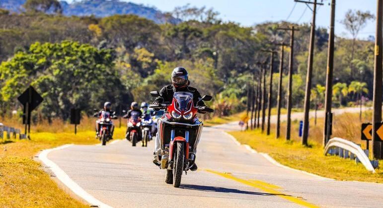 Moto ainda tem rodas raiadas de 21 polegadas na dianteira e de 18 polegadas na traseira