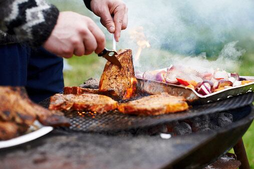 Churrascômetro — Este app ajuda a galera que está querendo fazer o famoso churrasquinho, mas não sabe a quantidade de carne e bebida comprar. Basta colocar a quantidade de homens e mulheres que o aplicativo calcula a média da quantidade de cada item