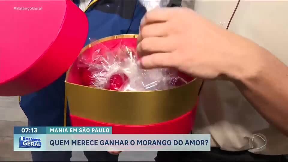 Confeiteira ensina a fazer o morango do amor, doce que virou mania
