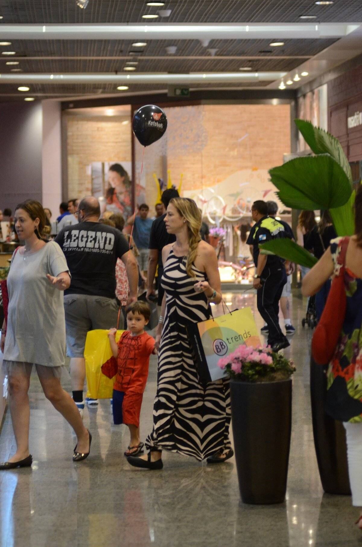 Luana Piovani leva Dom para um passeio ao shopping